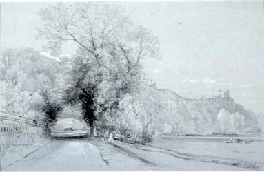 Strada che costeggia prati e un castello